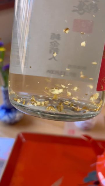 [Try your luck in 2026 with otoso 🍶🤞✨] 

We served otoso again this year 🍶🎍 

Otoso is a celebratory Japanese drink during the New Year, praying for good health and longevity 🍶 

It's made by steeping herbal medicines overnight in gold-flavored sake and mirin ☝️ 

If you can find gold flakes in your sake cup, it could bring you good luck for the year😆🤞⁉️ 

A nice guy from Mexico managed to get hold of a giant piece of gold flakes 🇲🇽👏 😆

We'd like to share our happiness with you all! ‼️ 

Wishing everyone a healthy and happy 2026 🙏 
And world peace 🕊️ 

Thank you to everyone who cooperated with the shoot🙏

 If you think it looks even a little fun, please follow us 😊👍

 [Reservations🏨] 
Please make your reservation through our official website via our profile. 

[Private day-trip Onsen♨️] 
You can use the milky white hot spring water, which is drawn directly from the source of Owakudani, for private use. ♨️ 
1,500 yen per person per hour. 
Reservations must be made in advance by phone. Please feel free to call us! 
TEL: +81-460-84-6577

【お屠蘇で2026年の運試し🍶🤞✨】
今年もお屠蘇を振る舞いました🍶🎍

お屠蘇とは、無病長寿を願って正月に飲む日本の祝い酒です🍶 当館では、金粉入りの日本酒とみりんに生薬を一晩漬け込んでつくります☝️

おちょこに金粉が入れば、今年一年幸運になるかも⁉️

メキシコからのナイスガイが巨大な金粉をゲットしました🇲🇽👏皆様にも幸せをお裾分けさせていただきます〜‼️

皆様にとって2026年が健康で幸せな年になりますように🙏そして、世界が平和でありますように🕊️撮影に協力してくれた皆様ありがとうございました🙏

少しでも楽しそうと思っていただいた方はぜひフォローお願いいたします😊👍

【ご予約】
宿泊のご予約はプロフィール経由で公式サイトからお願い致します。

【貸切日帰り温泉】
大涌谷から引湯している源泉掛け流しの白濁温泉を貸切でご利用いただけます♨️
1時間貸切で1人1500円です。
電話での事前のご予約制です。
お気軽にお電話ください！
TEL0460846577

#japan 
#japanesesake 
#onsen 
#newyear 
#tryyourluck