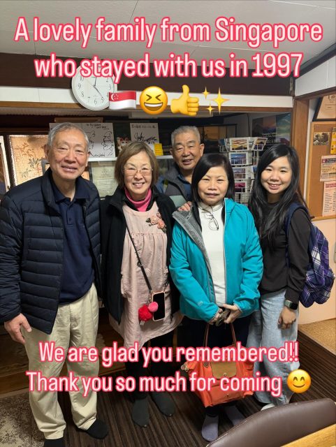 [Returning since 1997 😆✌️]
A lovely family from Singapore who stayed at our guesthouse in 1997 returned to visit us again 🤩‼ ️
Their daughter was 2 years old at the time ☺️
Even though it was 29 years ago, they still remembered the owner!! ️

Thank you for coming again 😊
We look forward to seeing you again next time ✌️

【1997年以来の再来😆✌️】
1997年に当ゲストハウスにご宿泊いただいたシンガポールからの素敵なファミリーが再来してくれました🤩‼️
娘さんは当時2歳だったとのこと☺️
29年も前のことなのにオーナーのことを覚えていてくれました‼️

再来いただきありがとうございました😊
また次回会えるのを楽しみにしております✌️

#japan 
#japantrip 
#hakone 
#onsen 
#repeat