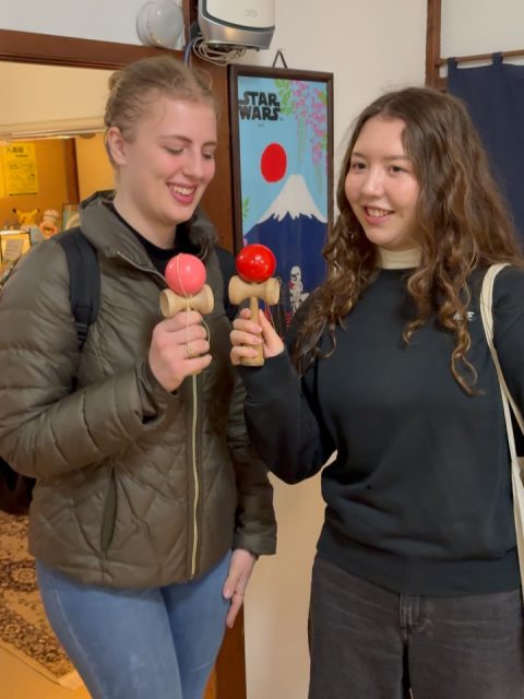 “Kendama saikō!!” 🎯🔥

University students from different countries met here in Hakone.

One Japanese-British 🇯🇵🇬🇧 and one American 🇺🇸 —
and they were actually really good at kendama!

The two students later found a local restaurant for lunch —
even one I didn’t know about! 🤩
They told me it was delicious, affordable, and very generous in portion 😆👍
I might have to try it myself soon🤤

A lovely student from France 🇫🇷,
currently studying Computer Science at the University of Tokyo 🇯🇵📚✨,
also stayed with us with her friend.

Her Japanese was so natural and fluent — we were impressed 👏✨
She even made an origami Totoro 🌿

This is what we love most —
young people from around the world connecting in one place😄👍

Not just a stay in Hakone.
A place where cultures meet.

Thank you for staying with us 😆
Please come again anytime~✌️

If you’d like to experience real cultural exchange during your trip to Japan,
we’d love to welcome you.
Direct booking available via our website 🌿

「けん玉さいこ〜！」🎯🔥

国籍の違う大学生たちが、ここ箱根で出会いました。

日本人とイギリス人のハーフ🇯🇵🇬🇧とアメリカ人🇺🇸の2人は、
けん玉がとても上手でした！

さらにその2人、ランチで地元の私も知らなかったレストランを発見🤩
あとで「美味しかったですよ！」と教えてくれました。

安くて、ボリューム満点だったそうです😆👍
私も近々行ってみようと思います。

そして、フランスからの留学生🇫🇷もご友人とご宿泊。
東京大学でコンピューターサイエンスを学んでいるそうです💻✨

彼女の日本語はとても自然で流暢でびっくり👏
折り紙でトトロも作ってくれました🌿

国を越えて人がつながる時間が、私たちのいちばんの喜びです😄👍

ご滞在いただきありがとうございます😆
またいつでもきてくださいね〜✌️

箱根で国際交流体験をしてみませんか？
ご予約は公式サイトからどうぞ🌿

#culturalexchange 
#hakonetrip 
#studyinjapan 
#internationalstudents 
#japanexperience