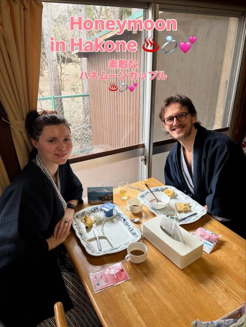 A beautiful honeymoon couple
from the UK 🇬🇧 and Sweden 🇸🇪,
currently living in Switzerland 🇨🇭,
chose Hakone for their special trip. 💍✨

To celebrate their honeymoon,
we prepared a small handwritten card for them 💌
We were so happy to see their smiles.

They both successfully landed the kendama spike! 🎯✨
And she even managed a special trick —
balancing the ball between the spike and her finger 🤣👏

Moments like this remind us why we love welcoming guests from around the world😊

More than a stay —
a cultural experience in Hakone. ♨️🌏

Planning your honeymoon in Japan?
We would love to celebrate with you too 💕

イギリス🇬🇧とスウェーデン🇸🇪出身、
現在はスイス在住🇨🇭の素敵なハネムーンカップルが箱根にお越しくださいました💍✨

ささやかですがお祝いのカードをご用意し、とても喜んでいただけました💌

お二人ともけん玉の止め剣に成功！🎯
さらに彼女は、スパイクと指の間に玉を乗せる特別な技まで披露してくれました🤣👏

世界中からのお客様とのこうした時間が、私たちの何よりの喜びです😊

ご結婚おめでとうございます💕
ご滞在いただき本当にありがとうございました。

#honeymoon 
#japantrip 
#culturalexperience 
#onsen 
#coupletravel
