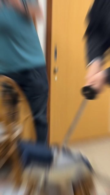 This is how we celebrate birthdays in Hakone 🎂⚔️

Cutting a cake with a samurai sword…⁉️

singing together with live piano…

laughing with people from around the world.

Not your typical birthday trip 😂

Sometimes, something unexpected happens too.

Make your special day unforgettable 🇯🇵♨️

Thank you so much for your stay😊

Hope to see you again👍

箱根で誕生日をお祝いすると、こうなります🎂⚔️

日本刀でケーキを切って⁉️

生演奏のピアノでみんなで歌って、

世界中から来た人たちと笑い合う。

ただ泊まるだけの旅行じゃない。

大切な日を、忘れられない思い出に🇯🇵♨️

#birthday 
#hakonetrip 
#japanexperience 
#onsen 
#travelmemories